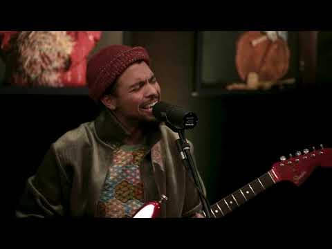Devon Gilfillian - Cracks In The Ceiling