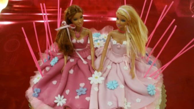 Twin Barbie Cake ! A Twin Barbie cake to celebrated Sanviya and Ananya's  birthdays! Cake Flavor: Butter… | Barbie cake, Barbie birthday cake, Barbie  cake designs